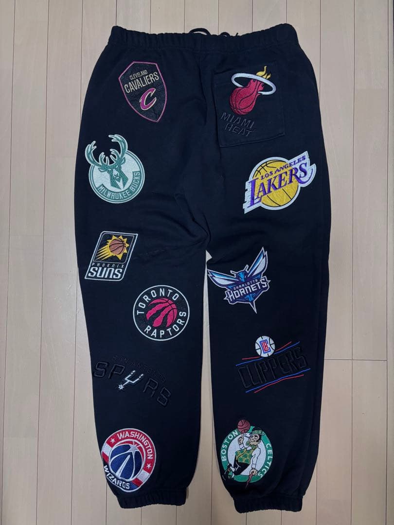 NBA⁄エヌビーエー NBA ロゴ刺繍 [フリークスストア別注]ブラックパンツ