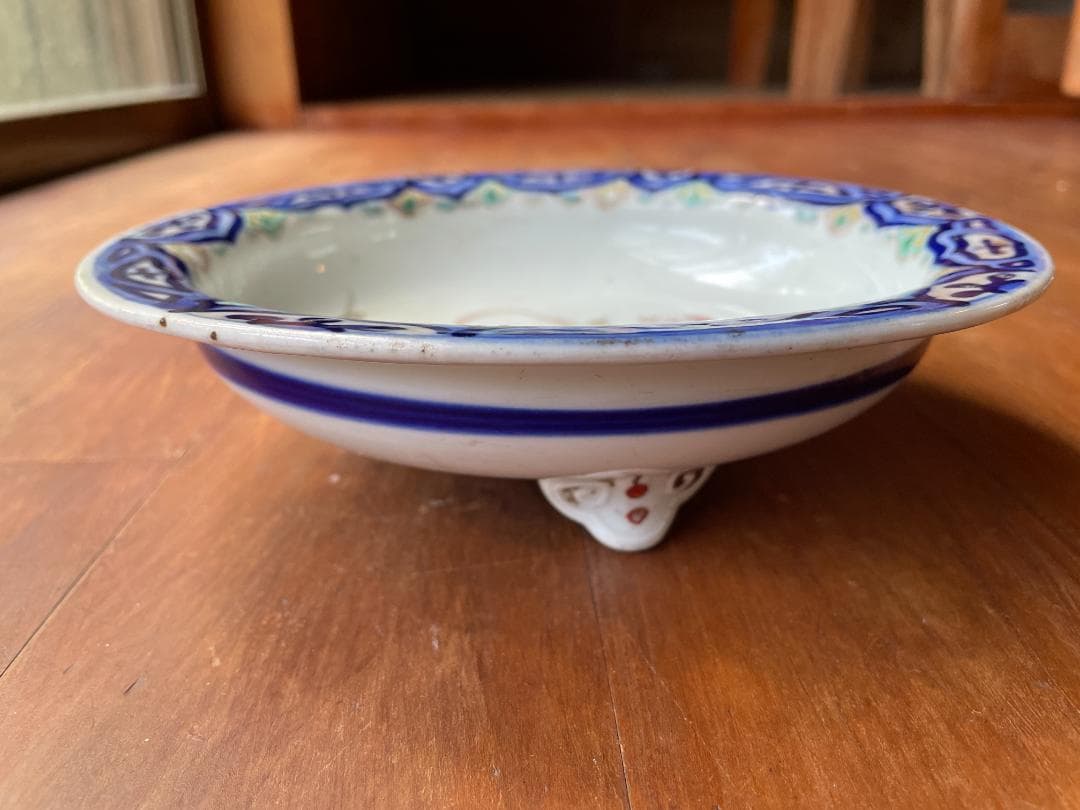 三つ足の古い伊万里焼 浅鉢 色絵