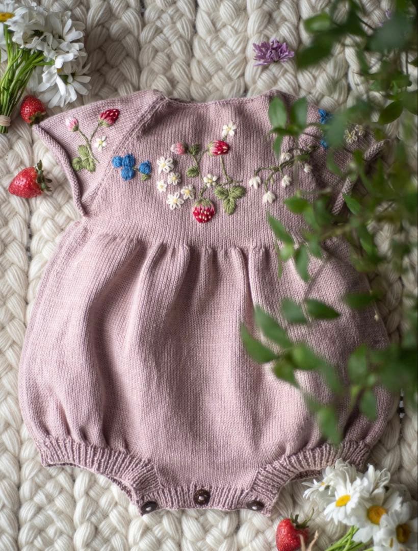 Shirley Bredal Strawberry ロンパース　いちご　刺繍 Hand-Knitted Vegan Cotton Romper | Marshmallow