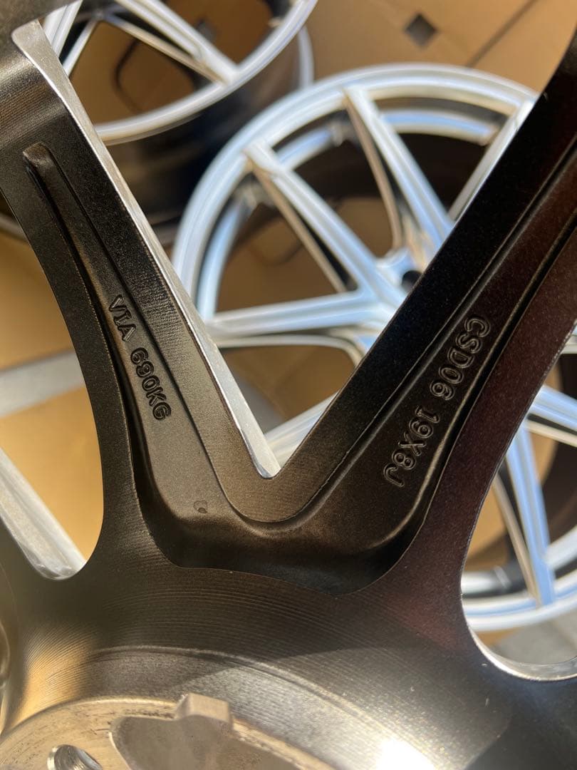 美品★鋳造FORGED★LONGINUS 19インチ 8.0J 40 114.3