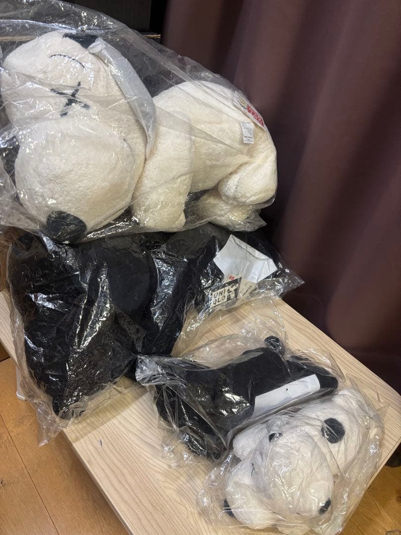 UNIQLO×KAWS×スヌーピーぬいぐるみ　白・黒S・M2個セット UNIQLO KAWS PEANUTS SNOOPY PLUSH DOLL SMALL – NINETEEN EIGHTY FIVE JP