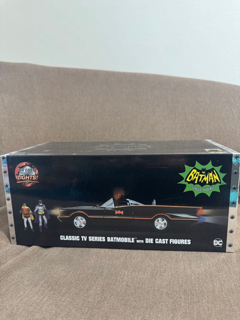 JadaTOYS/特別豪華モデル1966年バットモービル フィギュア付ライト点灯