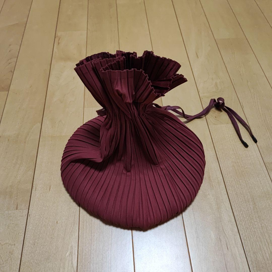 イッセイミヤケ プリーツプリーズ バーガンディ プリーツ巾着バッグ
