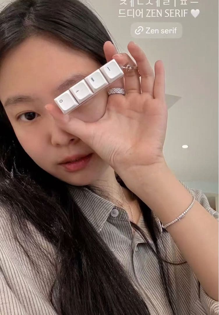 BLACKPINK JENNIE 公式 グッズ キーボード キーホルダー - メルカリ