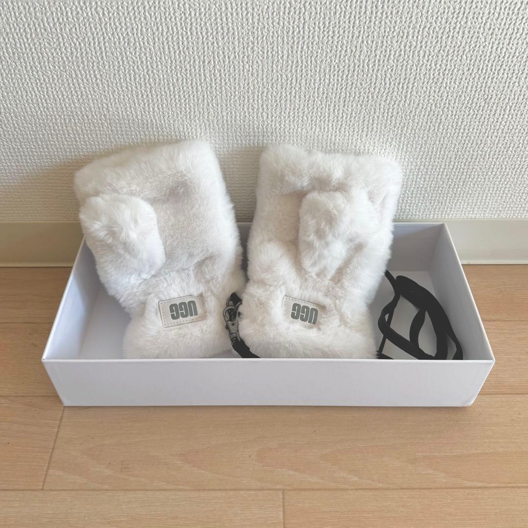 新品 箱・タグ付き】 UGG ホワイト ファー 手袋 グローブ ストラップ