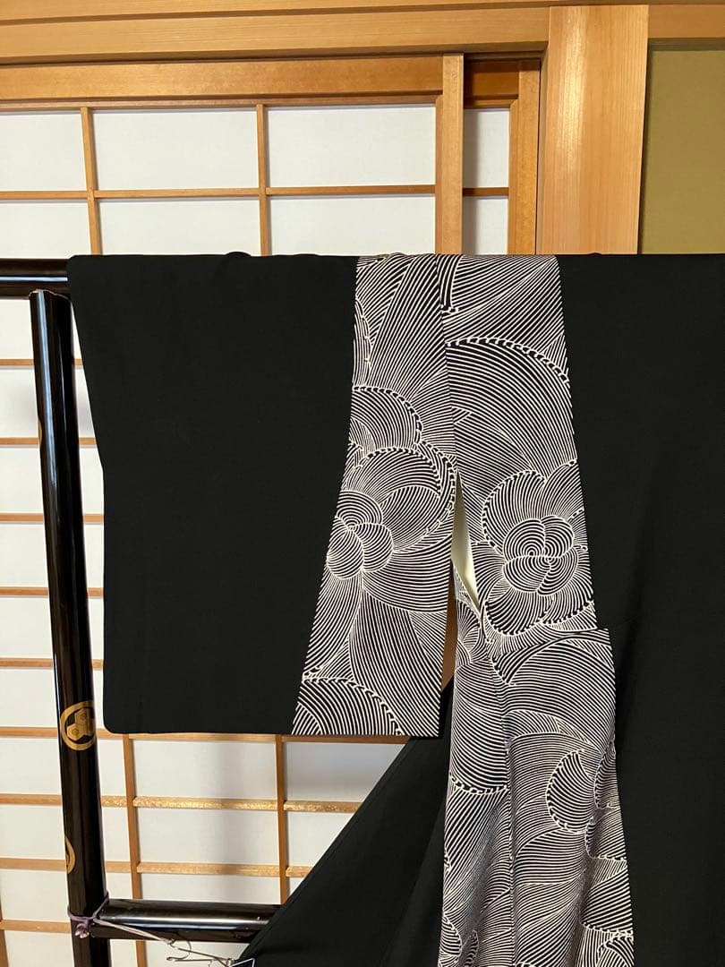 付下げ？ 袷 黒地 モダン柄 - メルカリ