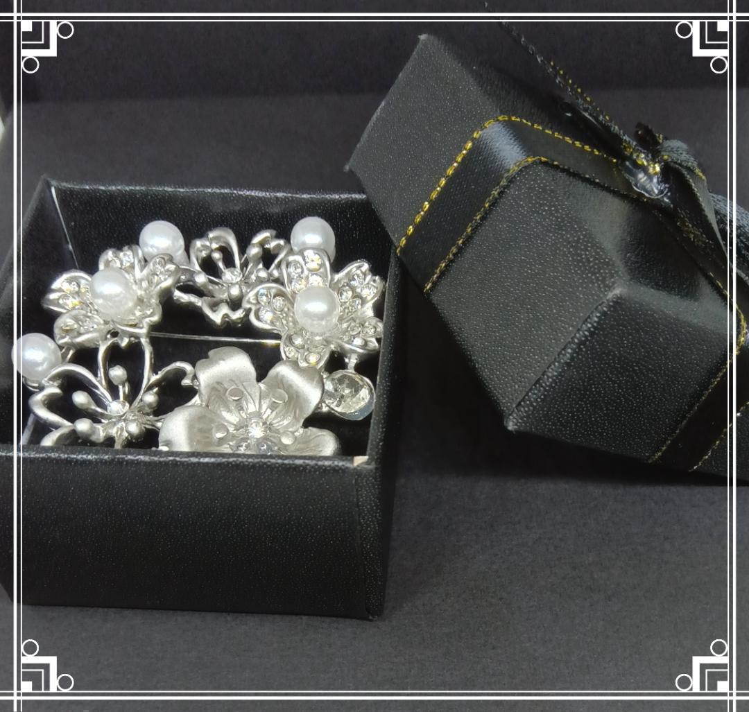 ブローチ パール 花 シルバー フォーマル セレモニー 上品 箱付 - メルカリ