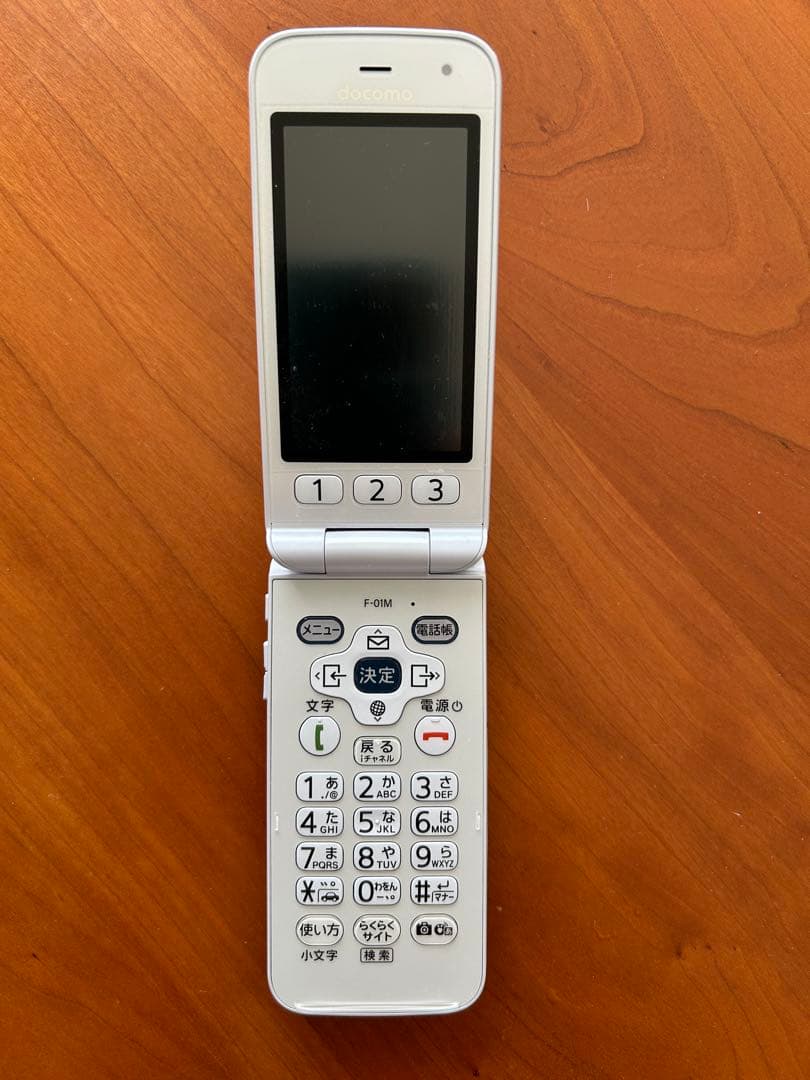 ガラホ F-01M ホワイト 携帯電話 充電器付き