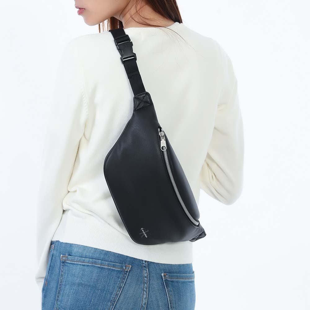 新品 Calvin Klein LV04G3012G UB1 ボディバッグ - メルカリ