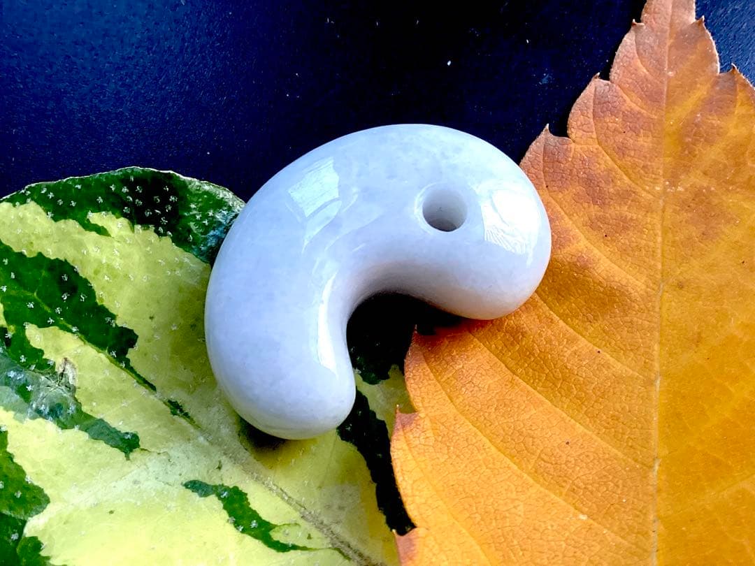 ✳️最後の1個 極上ラベンダー 糸魚川翡翠勾玉 お身近に本物の御守り石