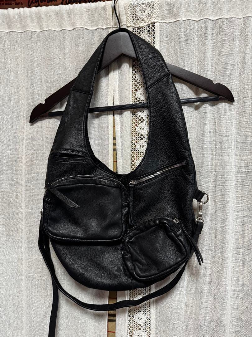 ヒロココシノ　黒のレザーショルダーバッグ(ひったくり防止紐付き) HIROKO KOSHINO（ヒロコ コシノ） ロゴショルダーバッグ ブラック