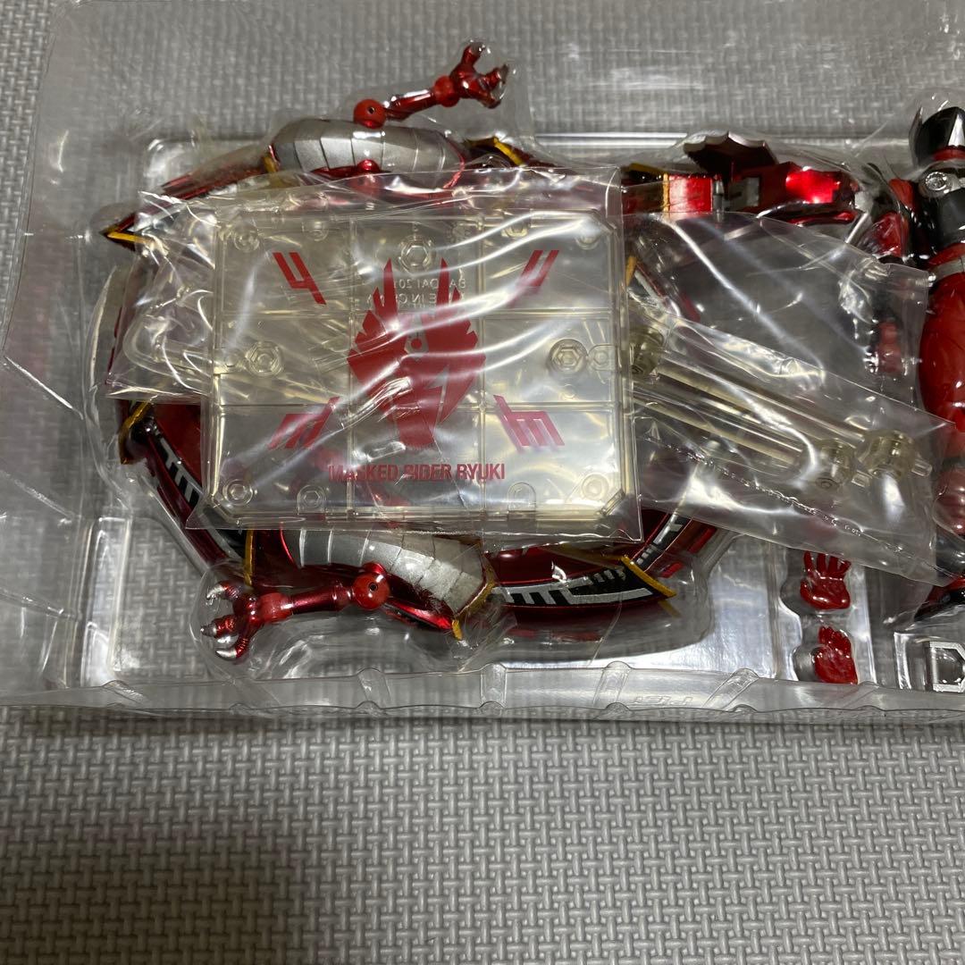 【中身未使用】s.h.figuarts 仮面ライダー龍騎　バンダイ