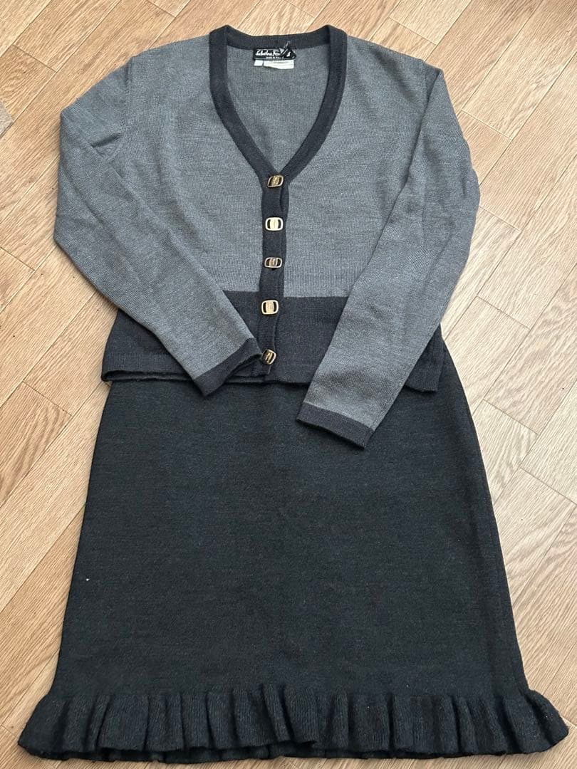 サルヴァトーレ ・フェラガモ 金ボタン付きカーディガン バイカラー