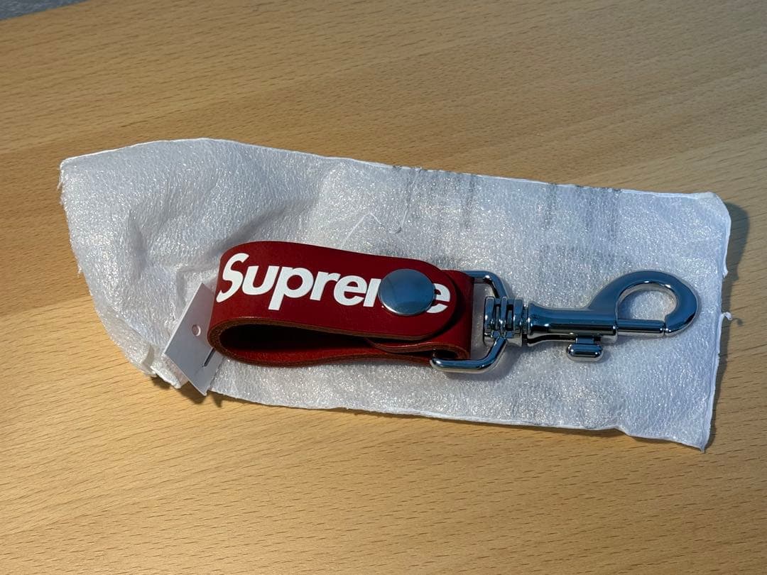 新品未使用品　イタリア製　Supreme レザーキーホルダー レッド 新品未使用品 イタリア製 Supreme レザーキーホルダー レッド - メルカリ