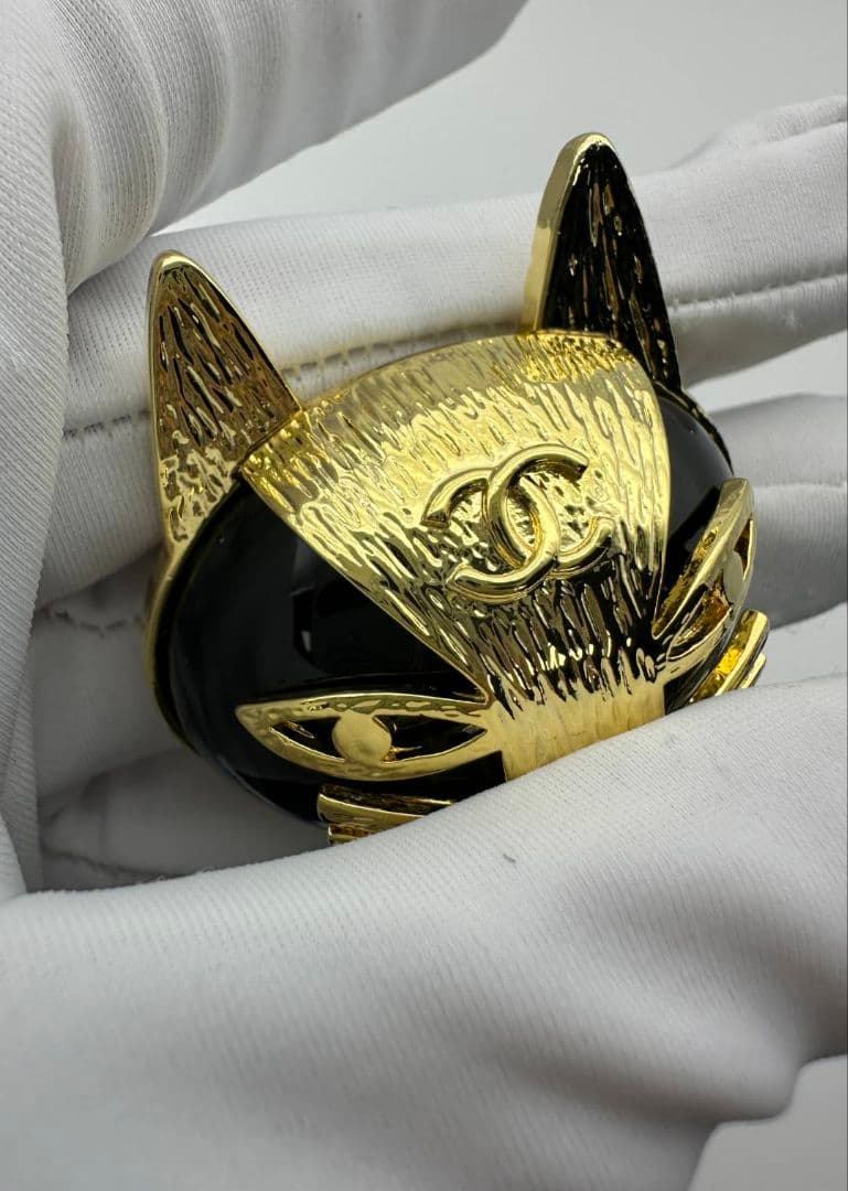 CHANEL ブローチ ブラック×ゴールド エジプトキャット - メルカリ