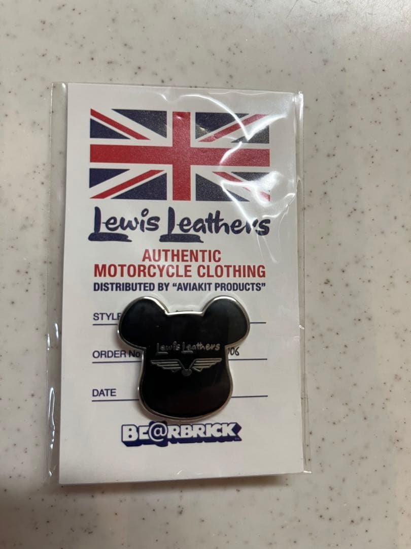 ルイスレザー ピンバッジ BE@RBRICK×LewisLeathers SNAP