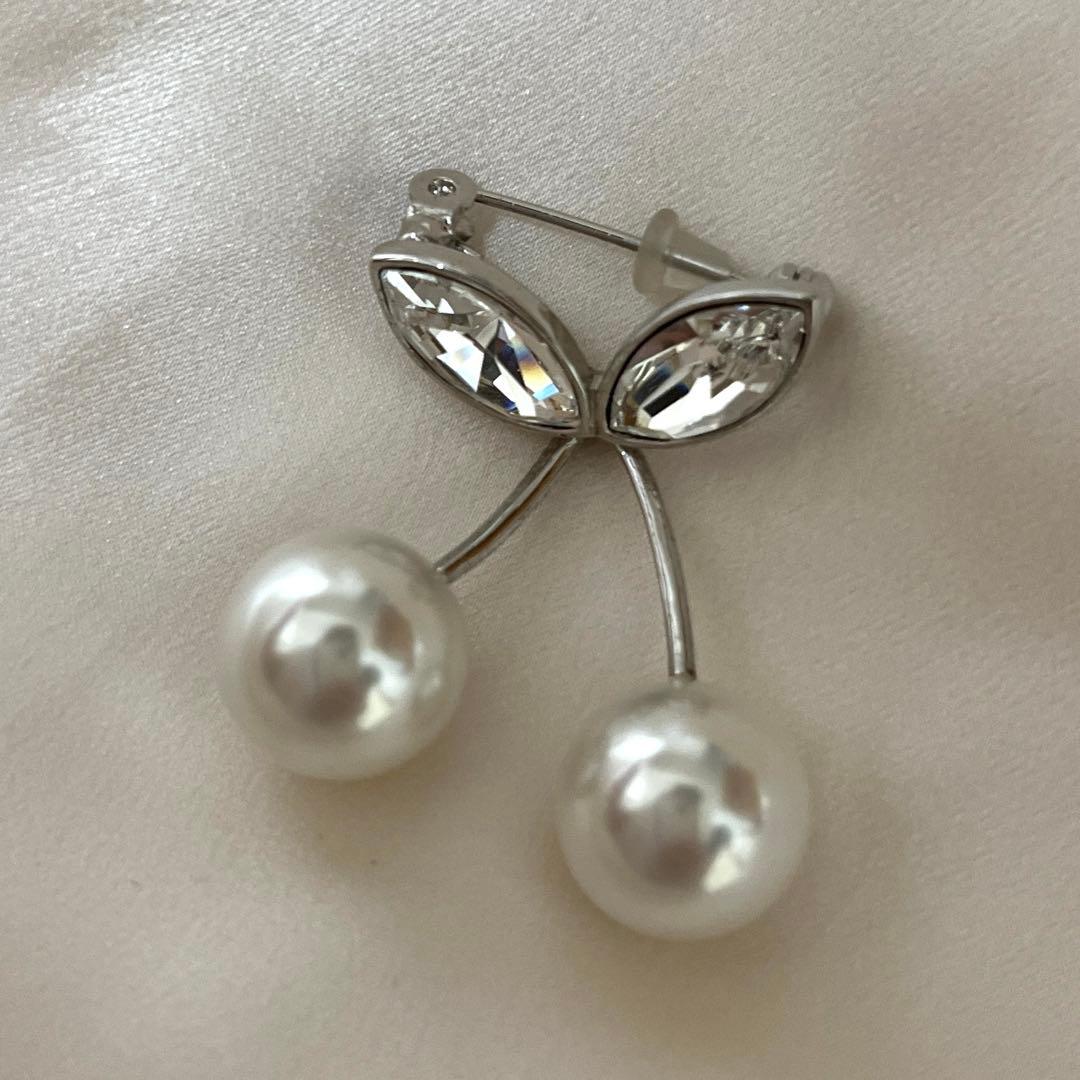 美品 Rene ルネ ブローチ　チェリー パール さくらんぼ 美品 Rene ルネ チェリー パール さくらんぼブローチ シルバーカラー