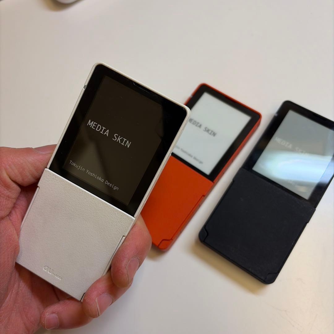 モックアップ｜au MEDIA SKIN｜ガラケー｜吉岡徳仁｜プロダクト