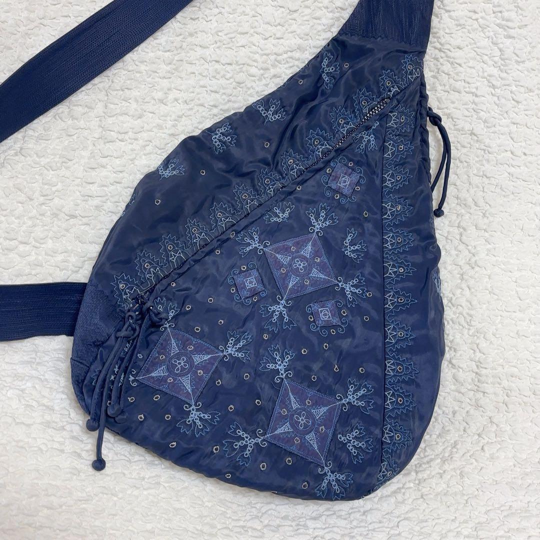 HAAT TAMASHA イッセイミヤケ 刺繍 ボディバッグ ショルダーバッグ