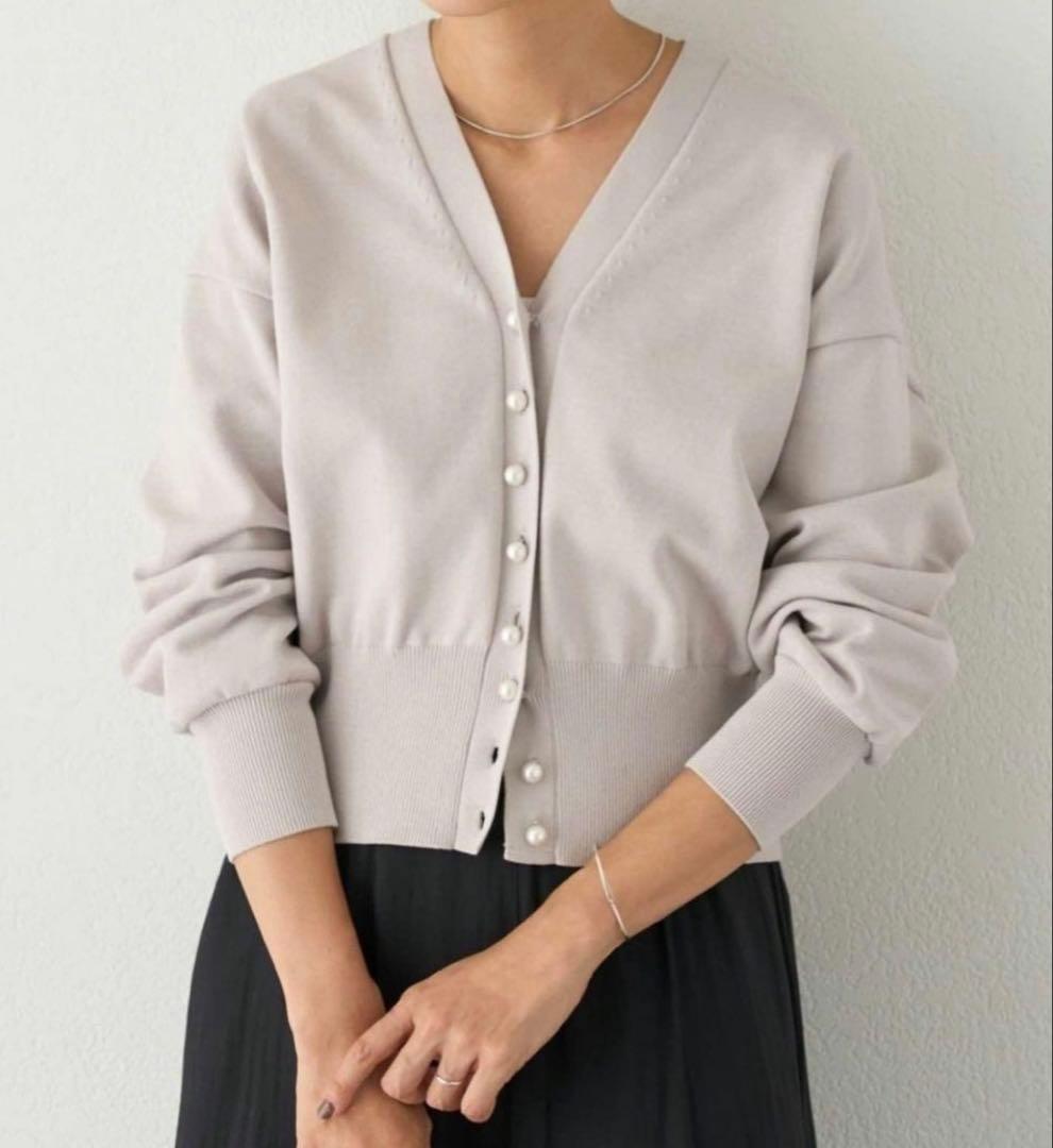 新品未使用タグ付き BEARDSLEY パールボタンカーディガン グレー