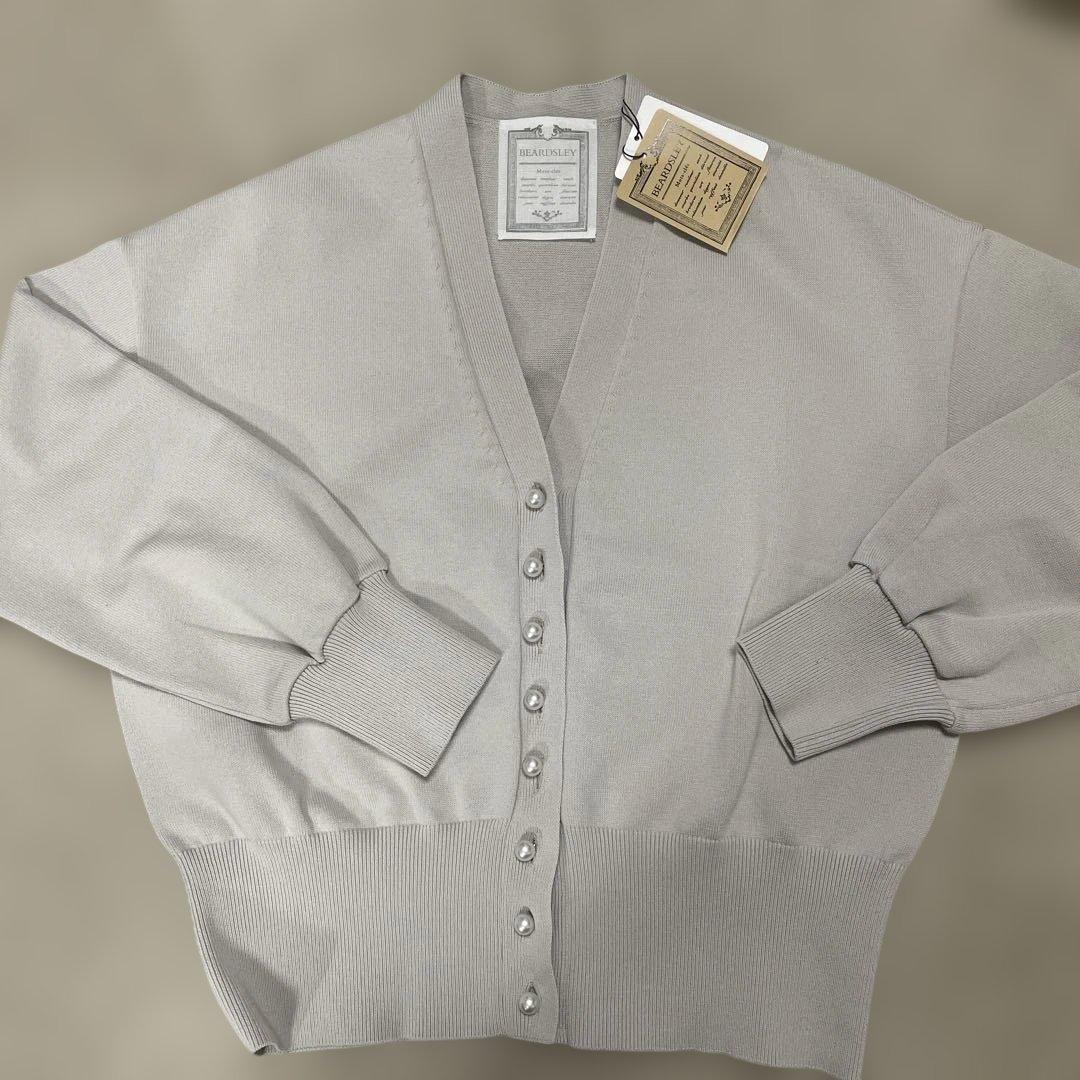 新品未使用タグ付き BEARDSLEY パールボタンカーディガン グレー