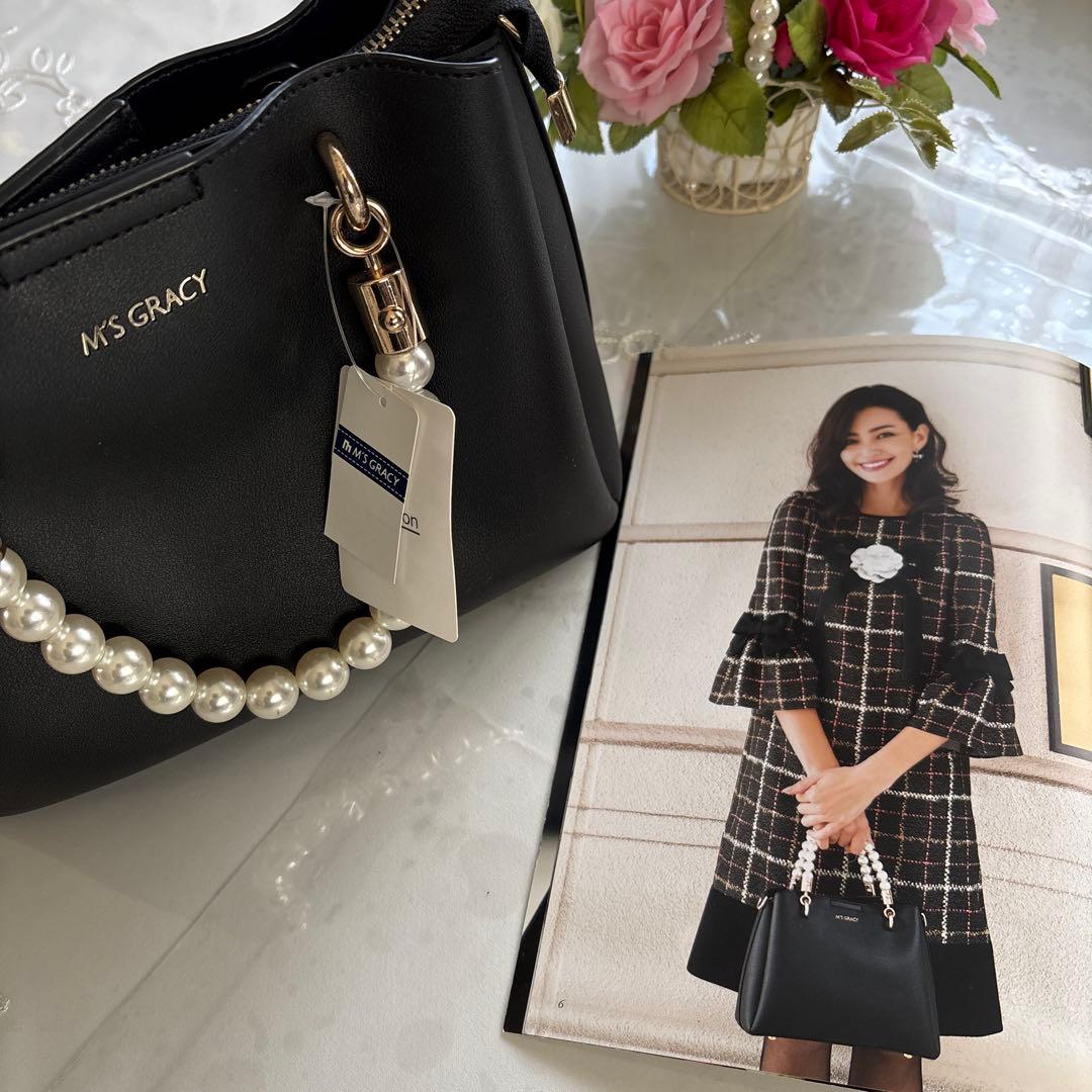 エムズグレイシー カタログ掲載ロゴ入りパールハンドバック ブラック