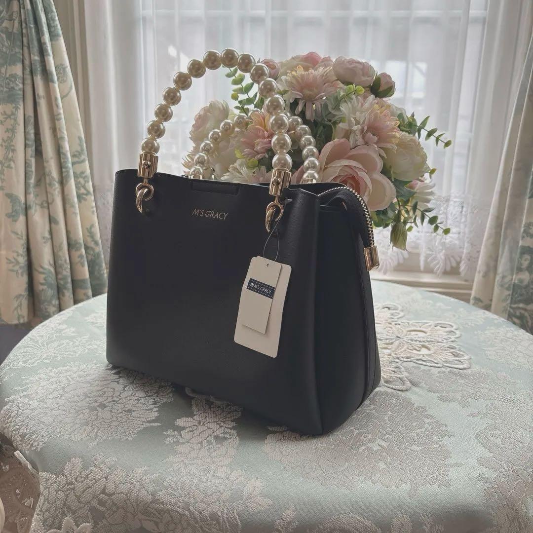 エムズグレイシー カタログ掲載ロゴ入りパールハンドバック ブラック