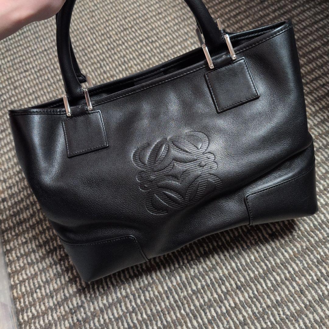 ロエベ 黒レザー トートバッグ エンボスロゴ - メルカリ