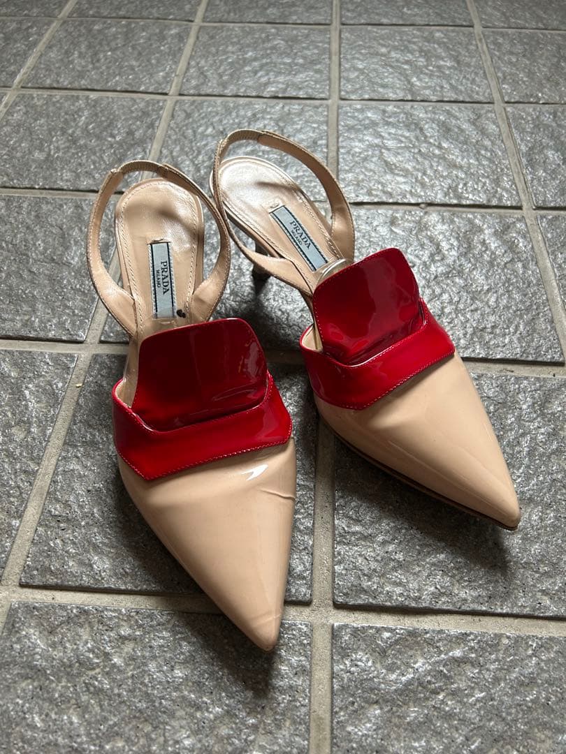 PRADA ポインテッドトゥ ミュール ベージュ/レッド - メルカリ