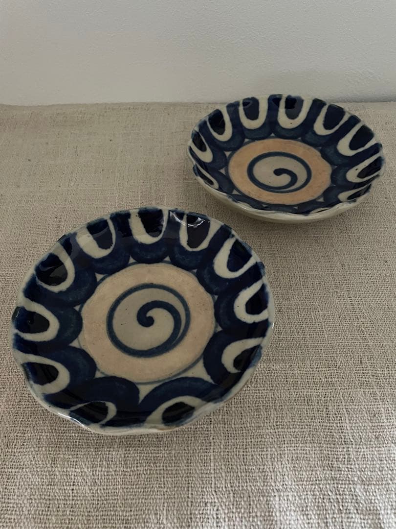 沖縄　大嶺實清　古作　染付輪花皿 古染付草花紋 輪花皿 | iichi 日々の暮らしを心地よくするハンドメイド