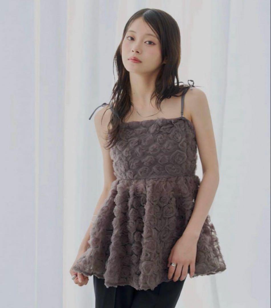 Chico ローズチュールペプラムブラウス チャコール この夏のNO.1着映えブラウス】¨ローズチュールペプラムブラウス¨を