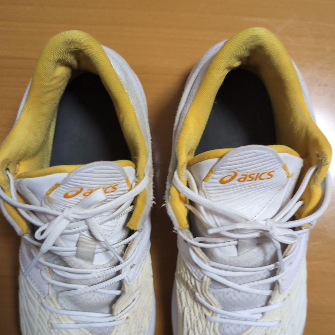 asics バスケットボールシューズ ホワイト/イエロー - メルカリ