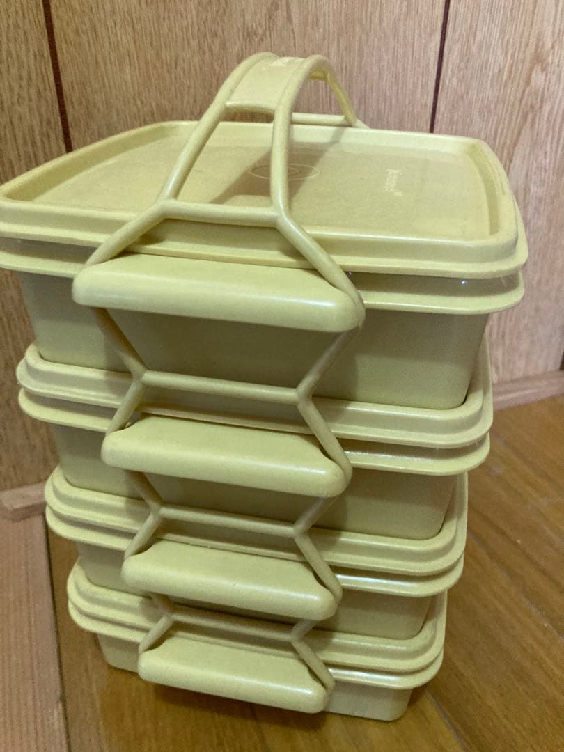 タッパーウェア 4段重ね おまけ+1もうひとつおまけグリーンのタッパ