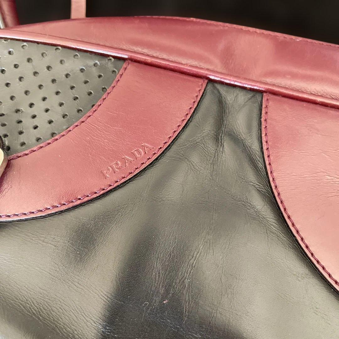 プラダ 黒と赤のパーフォレーションハンドバッグ