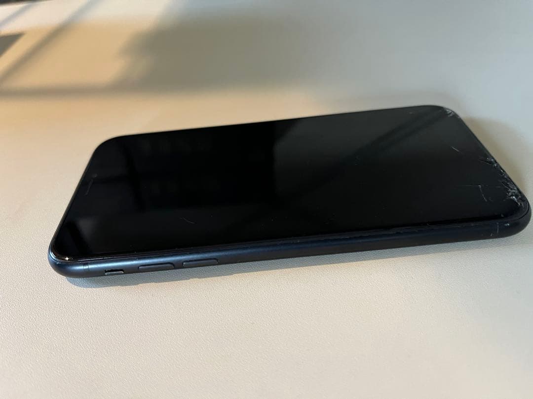 iPhone XR 64GB 画面にひび割れあり