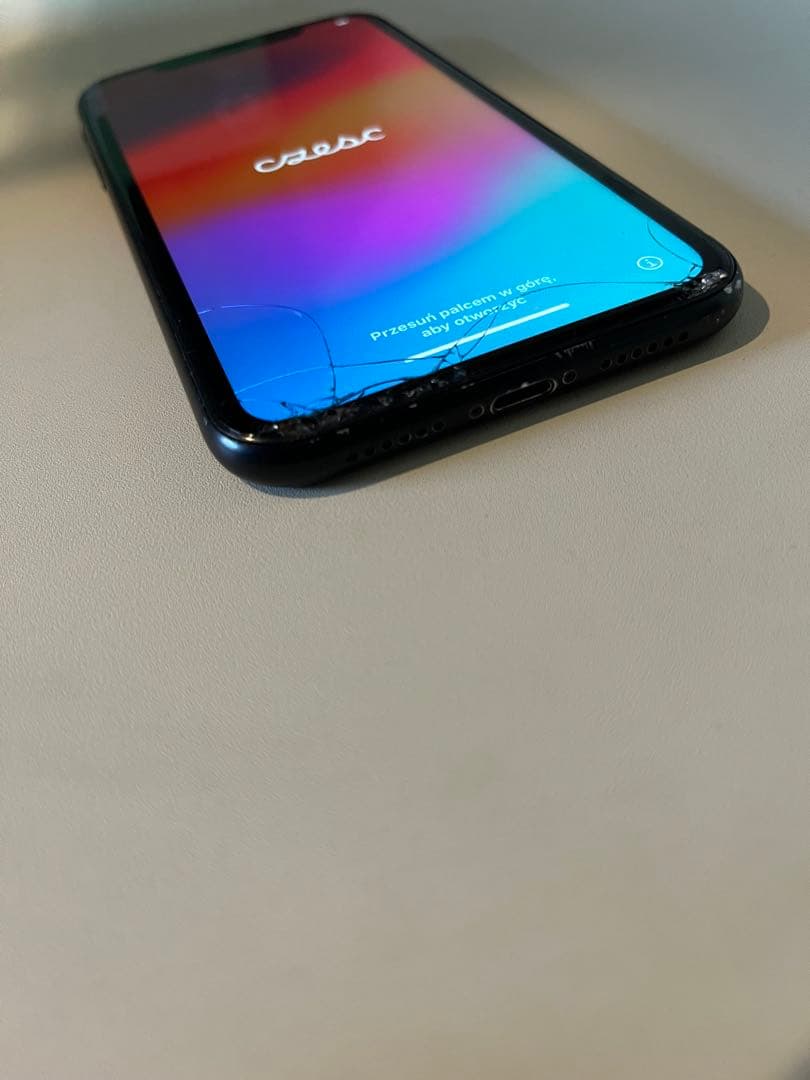 iPhone XR 64GB 画面にひび割れあり