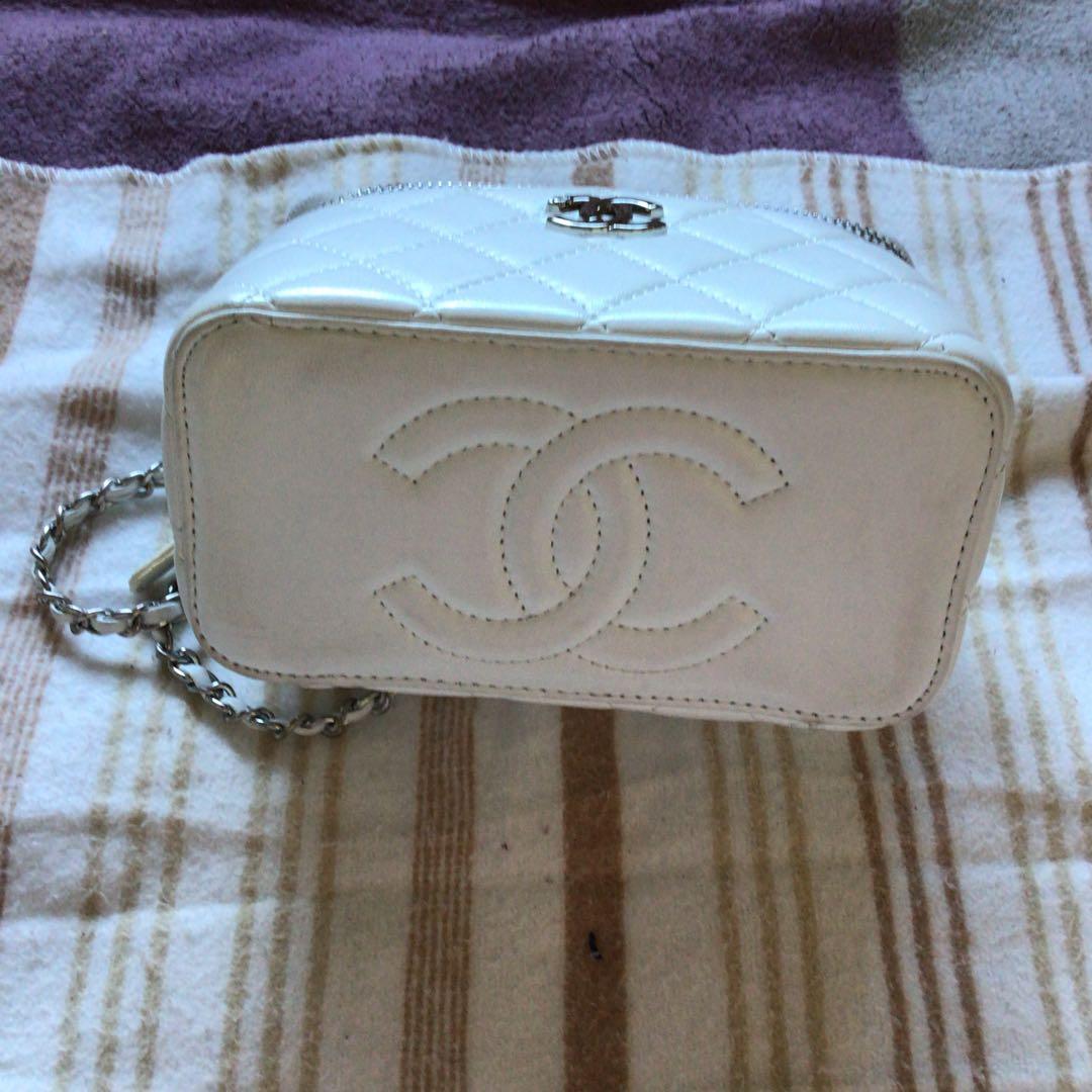 シャネル ラインストーンハンドルチェーンショルダーバッグホワイト