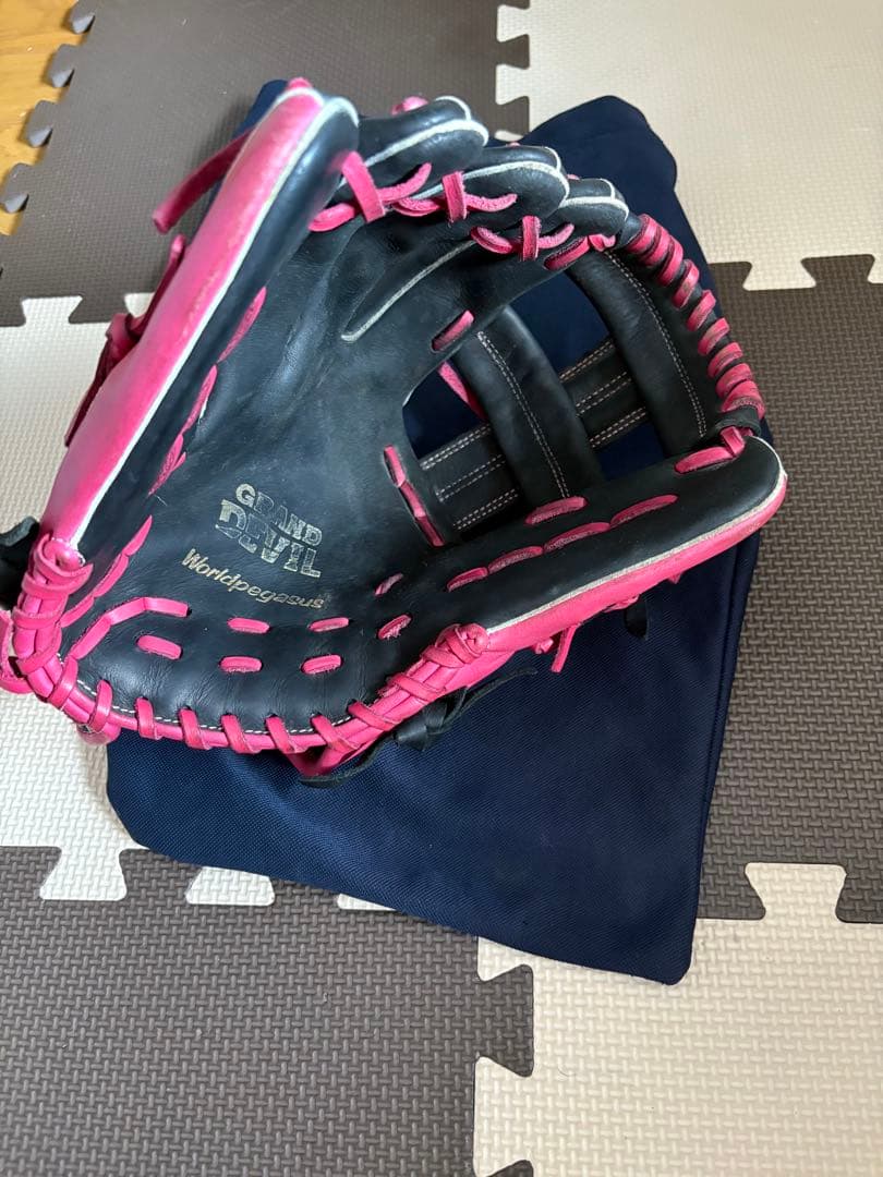 軟式グローブ 黒/ピンク Hブランド 軟式野球グローブ 黒とピンク H