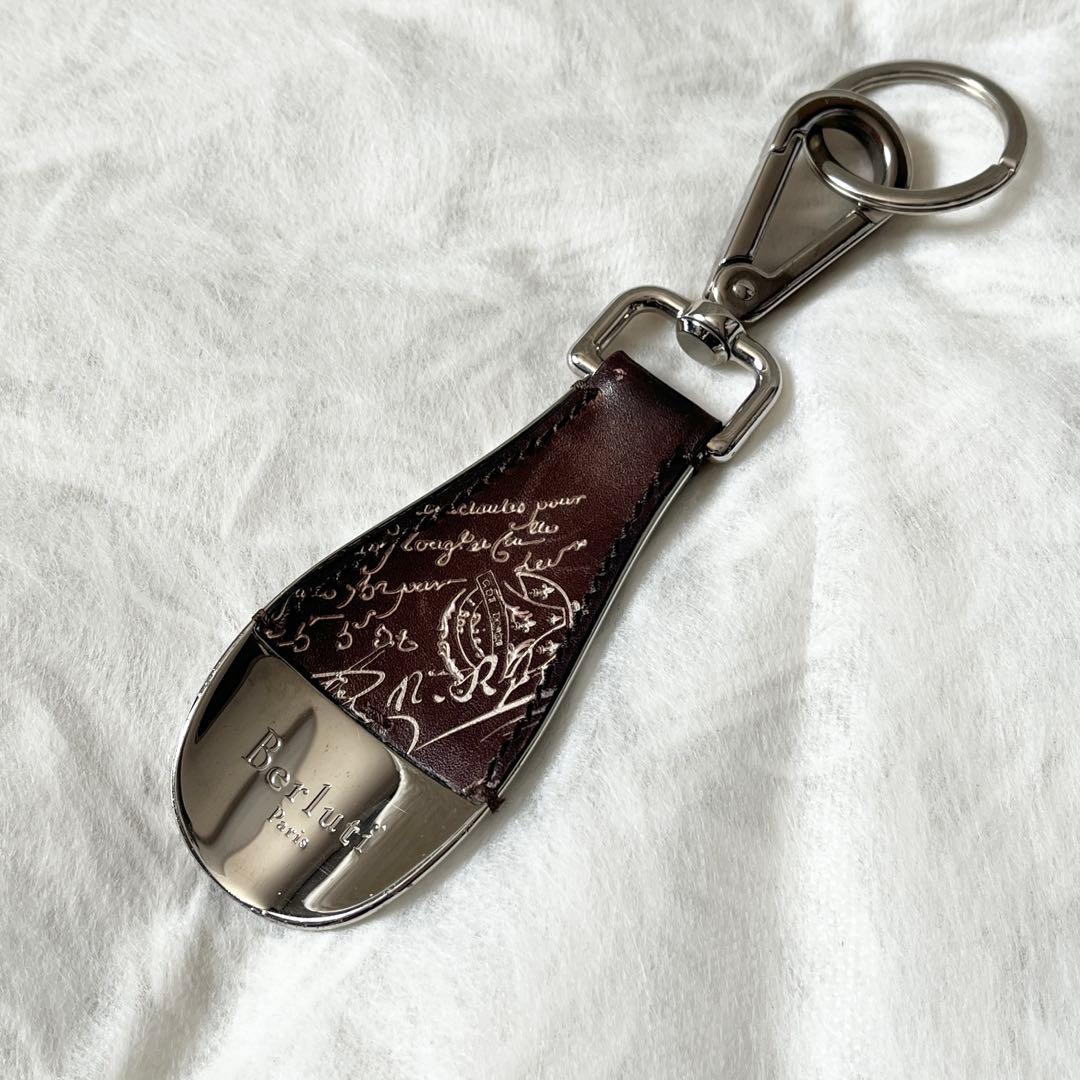 ベルルッティ　シューホーン　キーホルダー　カリグラフィー　レザー　茶色　チャーム Berluti（ベルルッティ） （美品）Berluti シューホーン 靴べら
