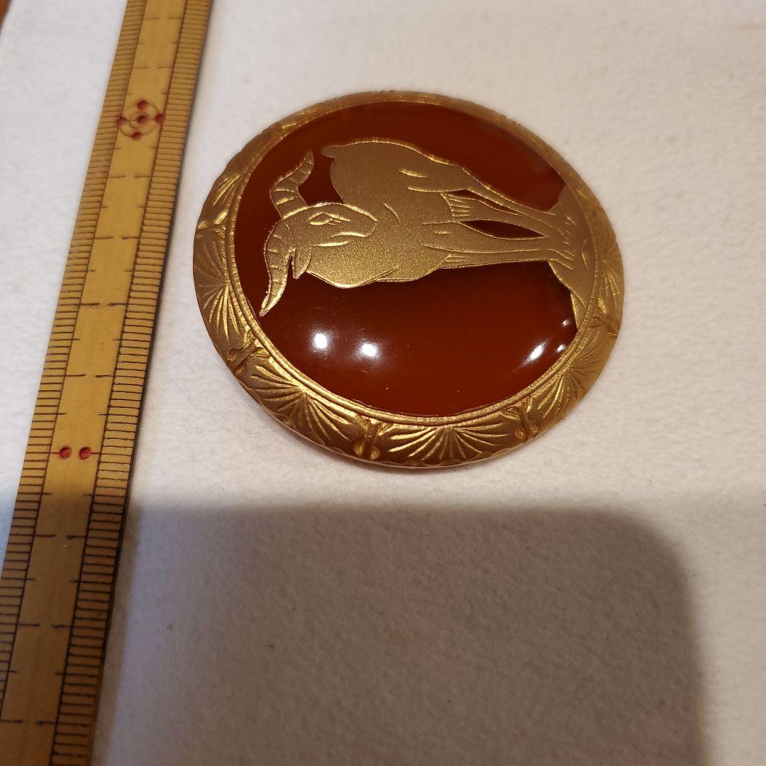 アキオモリ 白鼈甲調樹脂 山羊ブローチ