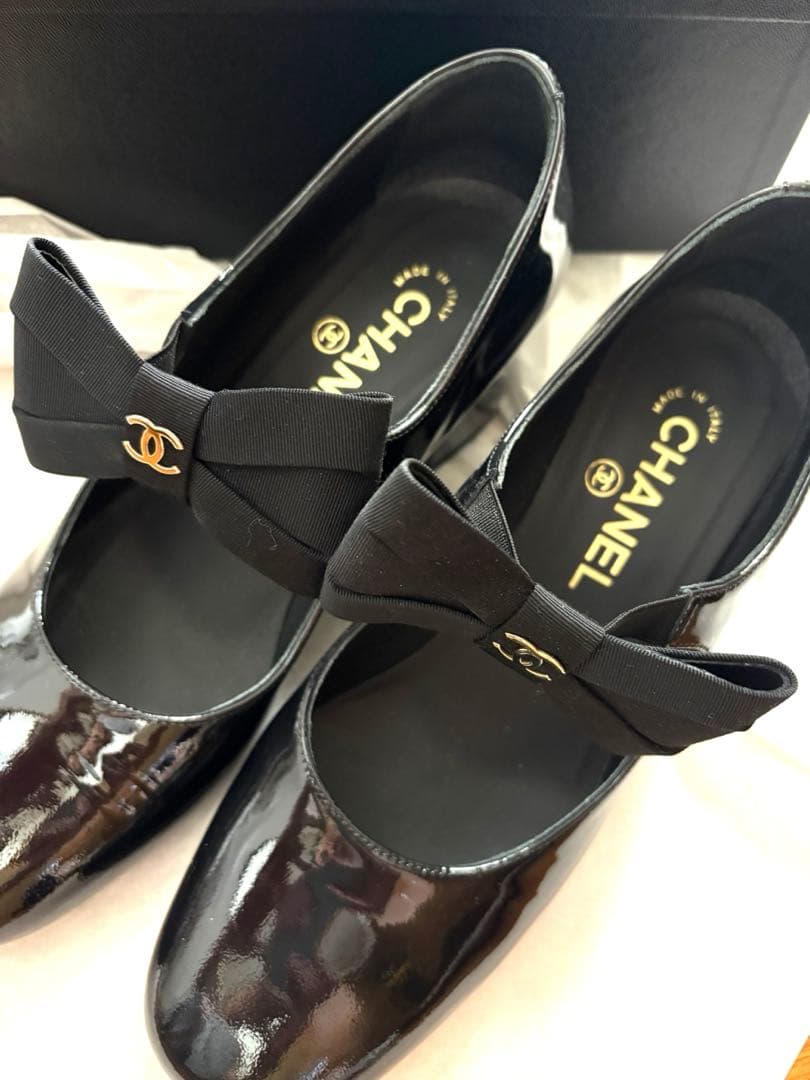 CHANELエナメルリボンストラップシューズ - メルカリ