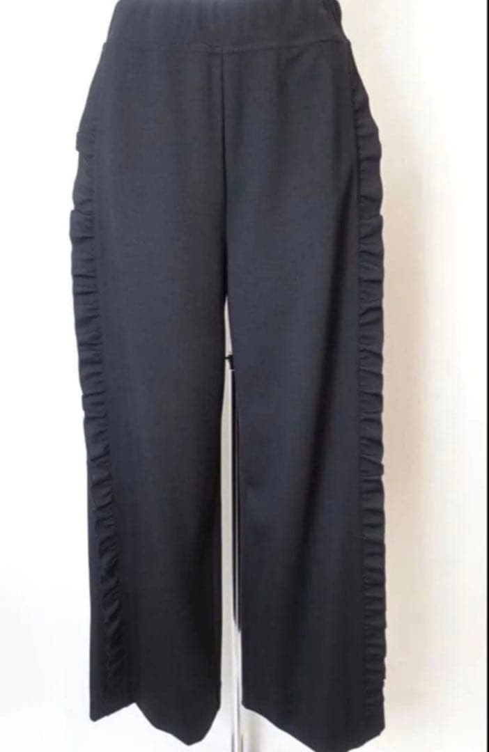 2025AWスーパービューティーフリルデザインポンチ素材パンツ44 - メルカリ