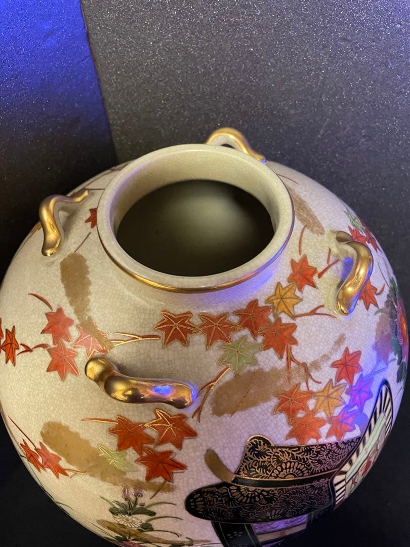 1345 薩摩焼 四耳付花瓶 草花と御所車図柄 金彩 時代物 骨董 1345