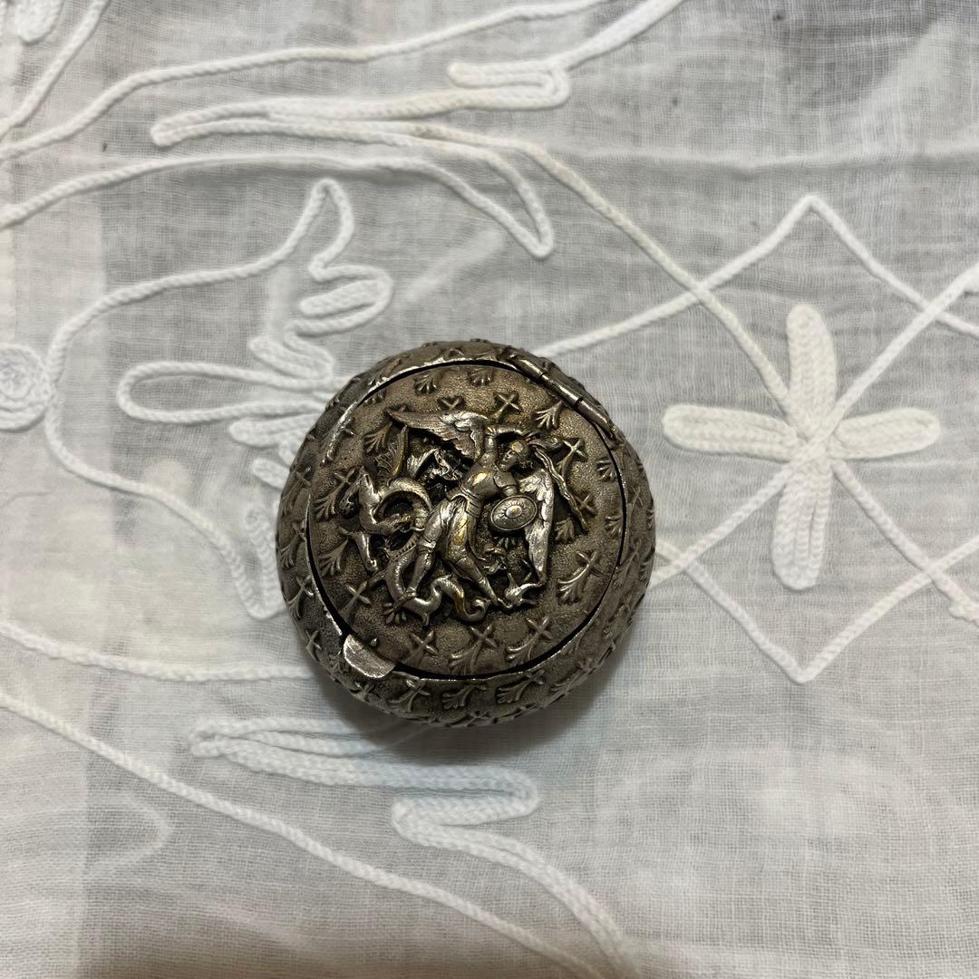 フランスアンティーク　天使　モンサンミッシェルの小箱　ピルケース フランス 天使が可愛いミルクガラスのピルケース | AntiqueRose