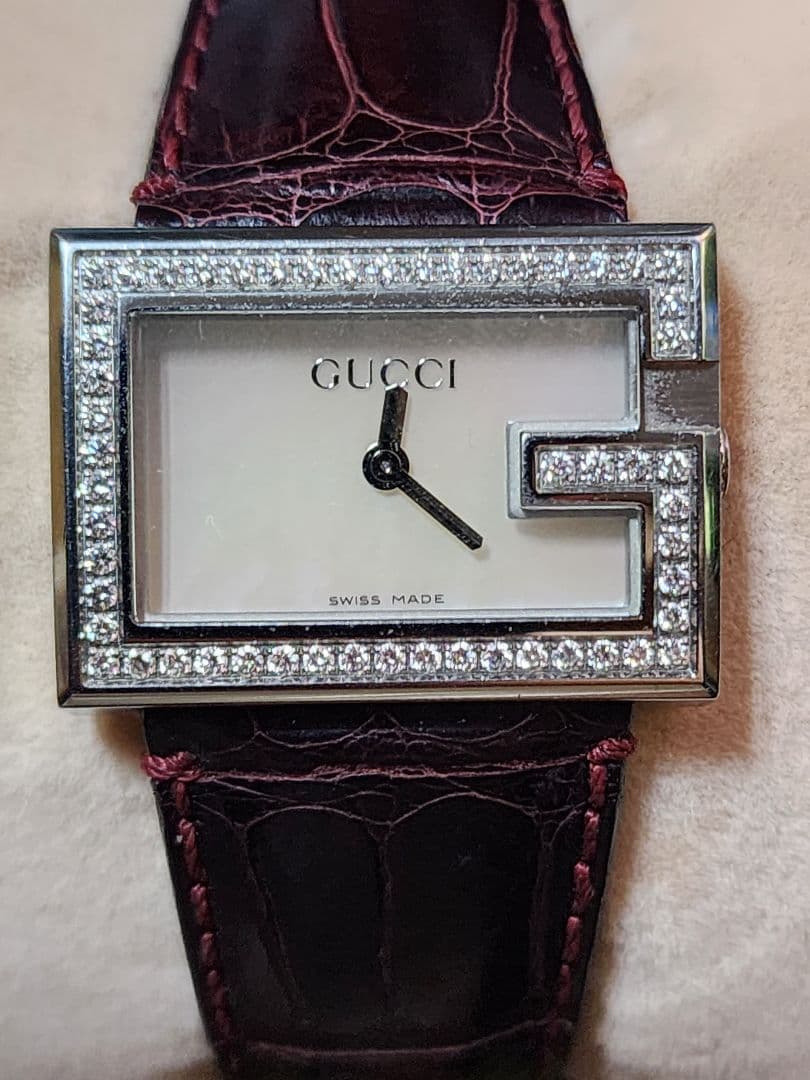 GUCCI文字盤白蝶貝 ダイヤモンド装飾 レザーベルト時計