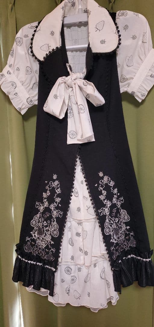 【希少】h.naoto frill 黒と白の夏の果実刺繍入り半袖ワンピース 希少】h.naoto frill 黒と白の夏の果実刺繍入り半袖ワンピース 希少】