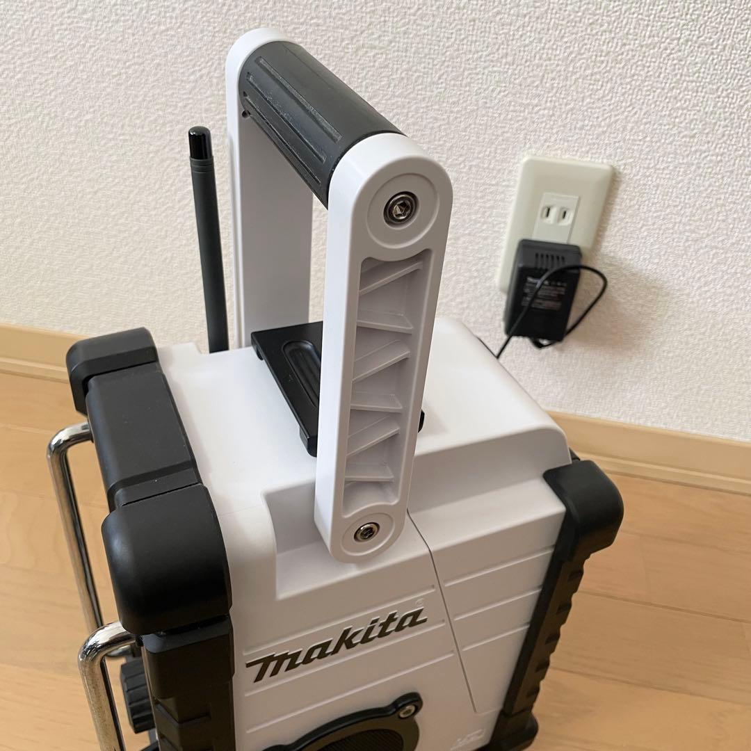 極美品✨ マキタ 充電式ラジオ MR102 ACアダプタ付き 白