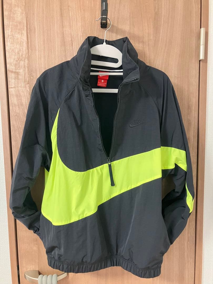 NIKE ビッグスウッシュアノラックジャケットS ブラック×ネオンイエロー NIKE ビッグスウッシュアノラックジャケットS ブラック×ネオンイエロー