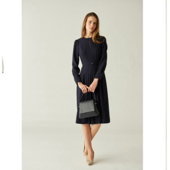 美品 CELFORDセルフォード バックサテンプリーツワンピースの通販はau