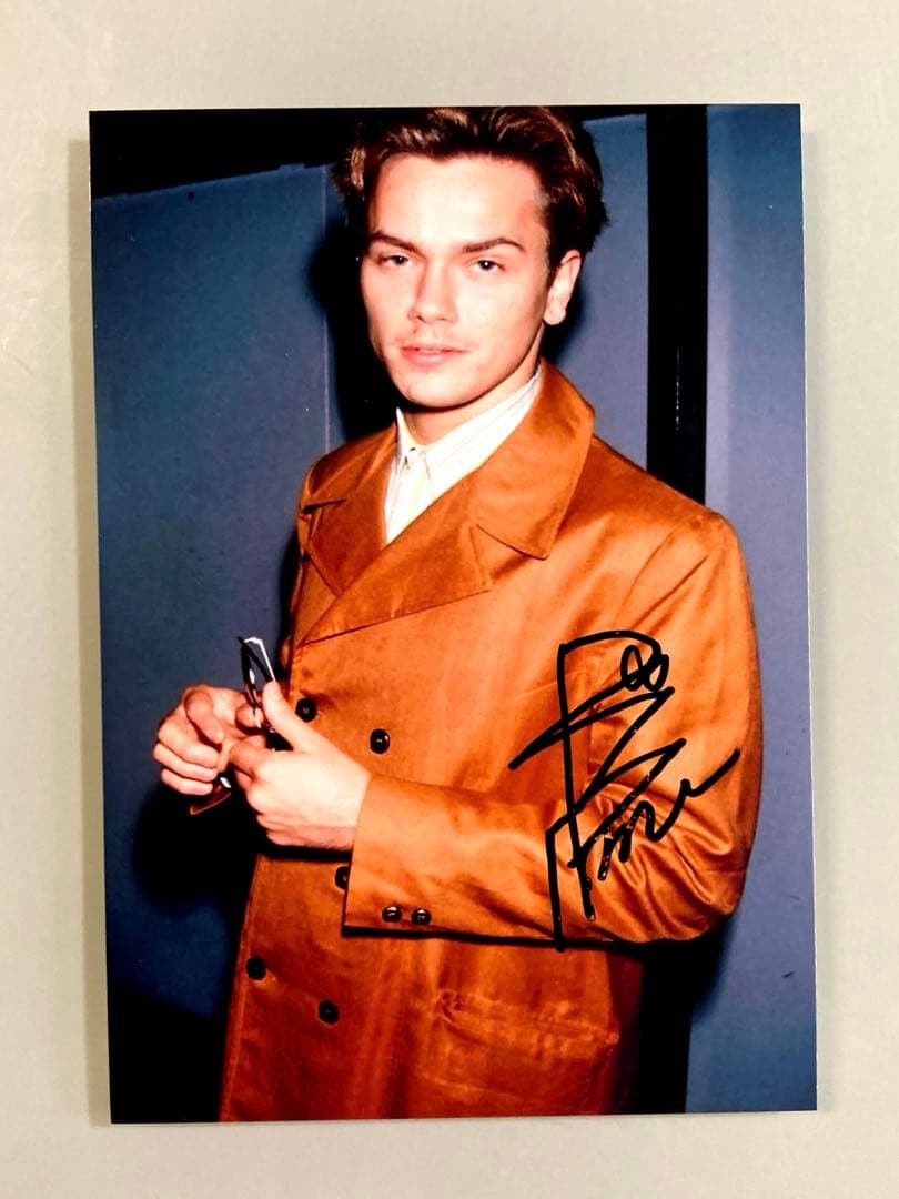 セール中…リヴァー・フェニックス直筆サイン入り写真… - メルカリ